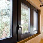 detail d'une fenetre interieur en bois chez un particulier