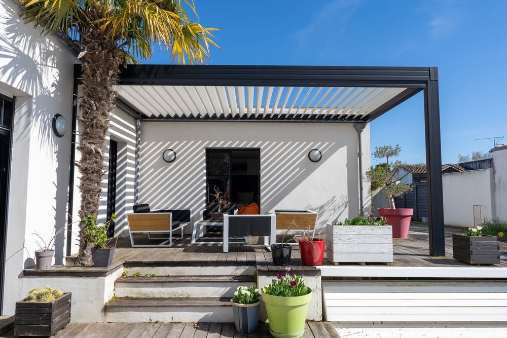 Pergola bioclimatique à Montpellier offrant un espace extérieur confortable sous le soleil.