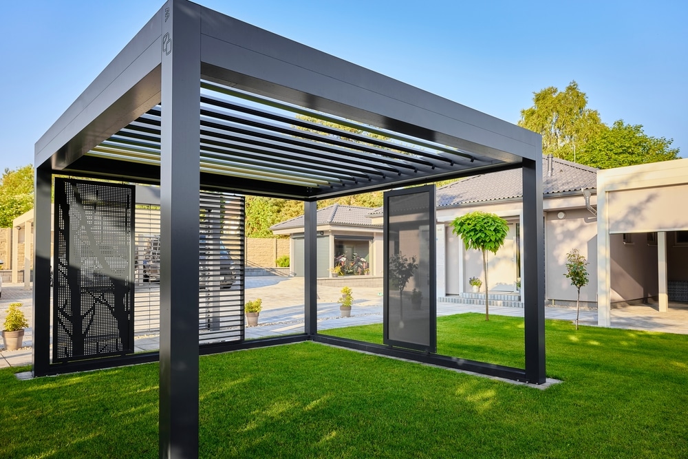 Équipe de Menuiseries du Littoral installant une pergola bioclimatique à Montpellier